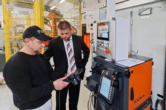 Riskante Wette auf die Zukunft geht schief: Automobilzulieferer Aluchrom aus dem Erzgebirge ist pleite - Prokurist Sascha Spartmann (rechts) und Mitarbeiter Alois Balazik vor der riesigen Lackieranlage. Diese war eigens angeschafft worden. Doch nun steht die Anlage weitgehend still.