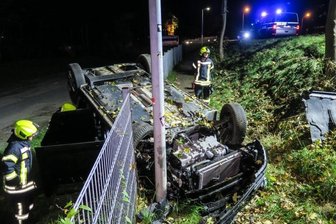Riskantes Wendemanöver führt zu Unfall - Die beiden Frauen konnten aus diesem verunglückten Fahrzeug unverletzt befreit werden.