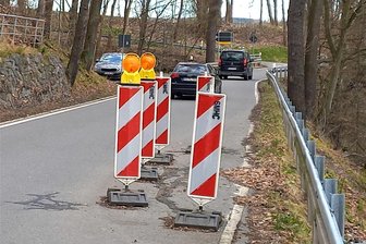 Risse im Asphalt: Fahrbahn der B180 bei Flöha bleibt weiter eingeengt - Wegen der Rissbildung im Asphalt ist die Fahrbahn der B180 am Abzweig der Friedhofsstraße eingeengt.