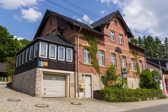 Risse im Dach entdeckt: Dieses Bürgerhaus im Vogtland muss vorzeitig saniert werden - Das Dach des Bürgerhauses in Oberlauterbach muss früher saniert werden als gedacht.