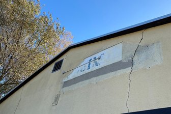 Risse in der Fassade: Ist nun das Aus der Auerbacher VfB-Clubgaststätte gekommen? - Ein Riss zieht sich unterhalb des Dachs durch die Fassade der VfB-Clubgaststätte. Die Mängel führten dazu, dass die Immobilie nicht mehr nutzbar ist.