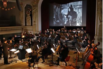 Ritt auf dem Tiger: Clara-Schumann-Philharmoniker bringen Chaplins „Goldrausch“ ohne jede Pause punktgenau ins Ziel - Neuland für Dirigent und Orchester: Leo Siberski dirigierte am Donnerstagabend in der „Neuen Welt“ die Clara-Schumann-Philharmoniker erstmalig synchron zu einem Stummfilm.