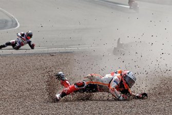 Ritt aus dem Tal der Tränen? - Zu oft stürzte und schlitterte Weltmeister Marc Marquez in dieser Pleitensaison unsanft über die Strecke - wie hier am Sachsenring mit Kollege Johann Zarco (hinten). 