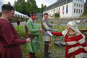 Ritter belagern ein Rathaus im Erzgebirge und schüren das Feuer - Die Marsritter rüsten sich: Jessica benetzt die Waffen der Ritter mit pflegendem Spray.