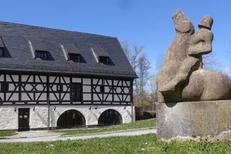 Ritter findet in Weischlitz seinen Platz - Die Fachwerkscheune steht in Weischlitz - rechts eine Plastik von Rolf Magerkord.