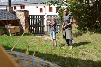 Ritter, Kerker, Holzschnitzer: Vier Tipps für die Woche in Mittelsachsen - Bogenschießen ist nur eine Disziplin beim Rittertag auf Schloss Rochsburg.