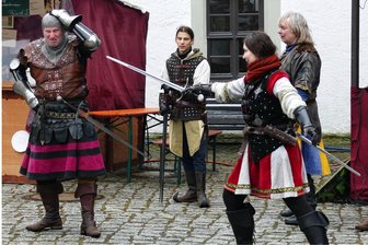 Ritter lassen sich vom Wetter im Erzgebirge nicht in die Knie zwingen - Trotz der kühlen Temperaturen ging es bei den Kämpfen der Rittergruppe „Herold“ aus Tschechien heiß her – und oft auch lustig zu.