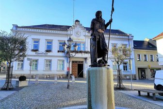 Ritter Rayer wieder aufgestellt – Summe für Reparatur blieb im Rahmen - Nach der Beschädigung im Frühjahr steht Ritter Rayer wieder auf dem Marktbrunnen.