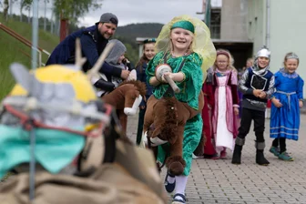 Ritter und Burgfräulein: Kita-Knirpse im Erzgebirge auf Zeitreise ins Mittelalter - Beim Ritterfest in Steinbach stellten sich die Kinder auch Prüfungen – wie hier Hermine beim Ritterduell.