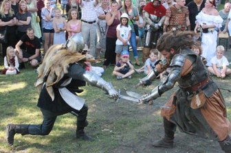 Ritter und Recken raufen wieder auf der Elsterberger Burgruine - Ritterkämpfe, wie hier zuletzt vor fünf Jahren, sind am Wochenende wieder im oberen Burghof der Elsterberger Burgruine beim 18. Mittelalterspektakel zu erleben.