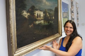 Rittergüter in Szene gesetzt - Annegret Klemm, neue Leiterin der Kultur- und Touristinformation Oelsnitz, zeigt ein Gemälde der schlossartigen Anlage von 1860.