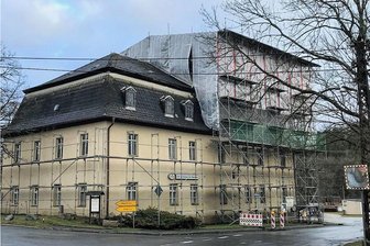 Rittergut Bösenbrunn wird wieder zum Gemeindeamt - Am Rittergut Bösenbrunn wird derzeit das Dach saniert. Der nächste Bauabschnitt soll auch neue Gemeindeamtsräume betreffen. 