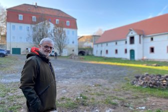 Rittergut Hohenfichte: Warum der Eigentümer keine Lust mehr auf Hirngespinste hat - Jörg Albersmeier ist Eigentümer des Rittergutes in Hohenfichte. Das Herrenhaus im Hintergrund beherbergt Wohnungen, die vermietet sind.