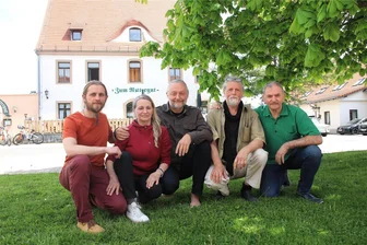 Rittergut Irfersgrün: Kommt „König Fitzek“ ins Vogtland? - Matthias Knauthe (Mitte) und Sabine Hempel gehören dem Vorstand des Vereins „spirituell-er-leben“ an und sollen in Kontakt mit dem selbsternannten „König von Deutschland“, Peter Fitzek gestanden haben. Mark Hempel (links) und Werner Schütz (rechts) gehören auch dem Vorstand an, Bhajam Noam leitet dort Kurse.