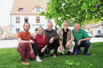 Rittergut Irfersgrün soll spirituelles Seminarzentrum werden - Bhajam Noam (2.v.re) leitet die ersten Kurse im neuen spirituellen Zentrum. Dem Vorstand des Vereins „spirituell-er-leben“ gehören an: Mark Hempel, Sabine Hempel, Matthias Knauthe und Werner Schütz.