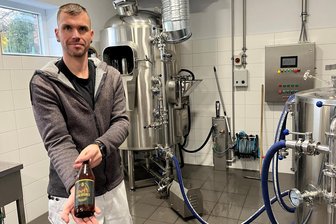 Rittergut wird Brauerei: Hartensteiner Freizeitbrauer machen mehr als ein Fass auf - Tony Beuthner hat als gelernter Brauer das Know-how eingebracht. Für die Braustätte der Burg Steiner Brauerei wurde ein Wohnstallhaus des früheren Rittergutes Stein ausgebaut.