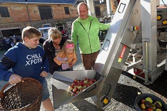 Rittergutsverein wirbt um Geldgeber für Dachsanierung - Die fahrende Apfelsaft-Fabrik von Matthias Grimm (rechts) zog die Blicke der Festbesucher auf sich. 