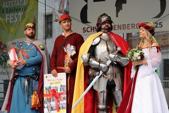 Ritterschlag für den neuen Würdenträger der Stadt Schwarzenberg – Doch wer ist der Mann? - René Templin als neuer Ritter Georg. Er begleitet von nun an Burgfräulein Edelweiß.