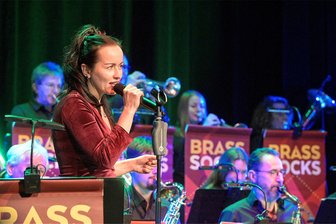 Ritterschlag: Klingenthaler spielen beim Dixieland-Festival in Dresden - Sängerin Maria Werner-Gander beim Konzert der Brasssocks im König-Albert-Theater Bad Elster: charmant und mit facettenreich-ausdrucksstarker Stimme.