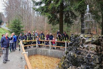 Rittersgrün: Wettinbrunnen in Ehrenzipfel plätschert wieder - Nach einer Sanierung im Auftrag des Vereins Chronistenstammtisch Rittersgrün plätschert der Wettinbrunnen in Ehrenzipfel wieder. 