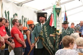 Rittersgrüner feiern mit vereinter Kraft - Bei einem kleinen Einmarsch präsentierten sich die mehr als zehn Vereine und Einrichtungen zum 30. Rittersgrüner Bahnhofs- und Vereinsfest.