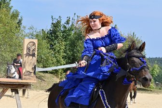 Ritterspiele in Lottengrün als tierisch buntes Spektakel - Geschickt im Sattel und mit dem Schwert: Merida vom hohen Norden alias Judith Zeidler.