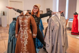 Roben, Topfdeckel und Rundkurs: Das Wochenende in Mittelsachsen wird sportlich und kreativ - Die Ausstellung „Von Botticelli bis Yves Saint Laurent“ im Schloss Rochsburg.