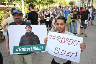 Robert A. und Co: Betroffene wollen in Chemnitz gegen Abschiebungen demonstrieren - Im Juli demonstrierten Freunde und Unterstützer von Robert Azirovic gegen dessen Abschiebung. Der sächsische Innenminister stoppte diese daraufhin.