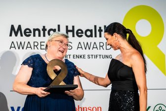 Robert-Enke-Preis für Vogtländerin: „Du darfst nicht warten, dass andere was für dich tun“ - Brigitte Mothes (links) bekommt den Preis von Teresa Enke, der Witwe des Fußballtorhüters Robert Enke. Sie hatte die Stiftung nach dessen Tod mit DFB und der Deutschen Fußballliga ins Leben gerufen.