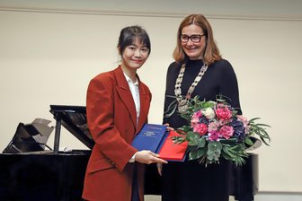 Robert-Schumann-Preis für Tiffany Poon: Feierlicher Abend im Schumannhaus endet mit sehr persönlichem Moment - Von Oberbürgermeisterin Constance Arndt (r.) nahm Tiffany Poon den Robert-Schumann-Preis entgegen.