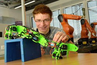 Roboter als Retter in schwieriger Mission - Willi Zschiebsch (19) hat einen Rettungsroboter mit bionischem Laufsystem entwickelt, der bei Katastropheneinsätzen Hindernisse überwinden könnte. Später möchte der junge Forscher gern promovieren.