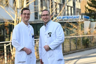 Roboter, Anästhesie, goldenes Personal: Wie moderne Medizin den Klinikalltag in Chemnitz verändert - Dr. Hagen Rudolph (l.) und Prof. Dr. Andreas Fichtner wollen als Chefärzte die Zeisigwaldkliniken Bethanien attraktiver für Mitarbeiter und Patienten machen.