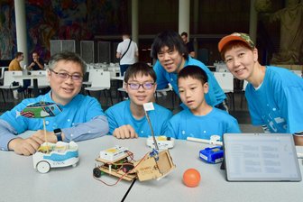 Roboter für jedermann: Womit Maker aus Japan auf dem Chemnitzer Maker-Festival verblüffen - Akiko Takahashi mit Sohn Yuki (von rechts) und weitere Maker aus Japan, die gerade in Chemnitz zu Gast sind.