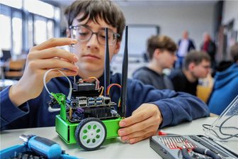 Roboter halten im Glauchauer Gymnasium Einzug - Damian Tröger aus der Klasse 10 b montiert das Robotor-Fahrzeug, das mit Künstlicher Intelligenz versehen werden soll.