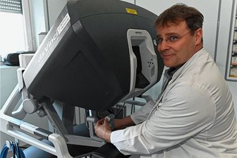 Roboter-OP an Auer Klinik: "Da Vinci" kommt zum 1000. Mal zum Einsatz - Chefarzt Olaf Reichelt am Bedienelement des "Da Vinci"-Operationssystem im Frühjahr 2019.