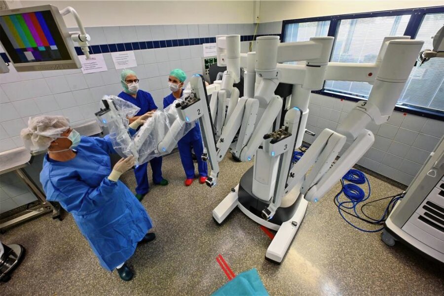 Roboter-OP an Chemnitzer Klinik: "Da Vinci" kommt zum 100. Mal zum Einsatz - Das "Da Vinci X"-System hat vier Arme und wird von den Medizinern über eine Konsole bedient. 