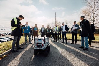 Roboter soll in Burgstädter Firma beim Teile-Transport helfen - Am 13. November konnte der Logistik-Roboter in Burgstädt schon mal zeigen, was er drauf hat.