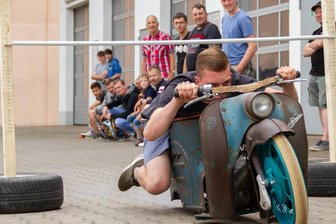 Robustes Kulturgut: Museum für sächsische Fahrzeuge Chemnitz feiert die Simme - Auch dieses Jahr ist bei der Moped-Limbo wieder Kreativität gefragt.