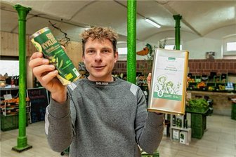 Rochlitz: Auch der Dünger ist vegan - Alles vegan: Daniel Hausmann mit Olivenöl aus Griechenland. 