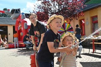 Rochlitz: Beim Tag der offenen Tür der Rochlitzer Feuerwehr konnte nicht nur die Technik bestaunt werden - Matheo und Moritz (r.) versuchten sich beim kleinen Löschangriff.
