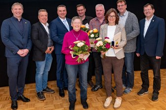 Rochlitz ehrt engagierte Persönlichkeiten: Leben im Zeichen des Ehrenamts - OB Frank Dehne ( v. l.) ehrte mit Vize-Bürgermeister Dirk Richter und zweiten Vize-Bürgermeister Haiko Stäbler (r.) Nando Sonnenschmidt, Doris Krahmer, Marco Seifert, Andreas Quegwer, Anett Zobel und Tilo Heintzig. Nicht im Bild: Raymond Lange.