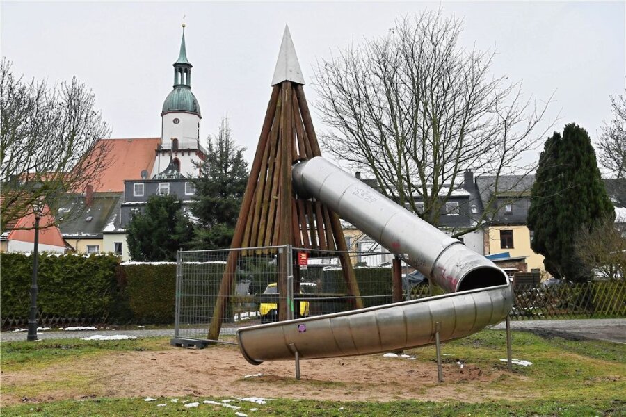 Rochlitz: Ein Spielplatz weniger - An der Bahnhofstraße in Rochlitz können Kinder künftig nicht mehr spielen. Der Rutschenturm ist gesperrt, weil das Holz morsch ist.