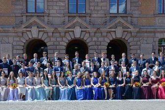 Rochlitz: Fünfmal die Traumnote 1,0 im Abitur - Nach den Farben der Kleidung geordnet, stellten sich die diesjährigen Abiturienten und Abiturientinnen zum Foto auf: Charlotte Luisa Baronius, Eric Benndorf, Lisa Berger, Vanessa Berger, Leon Berthold, Mara Blume, Lukas Boden, Phillip Böhme, Doreen Sophie Brandl, Marvin Brause, Tim Dauert, Milan Dippold, Vanessa Do, Tessa Eidam, Jasmin Erler, Paul Alexander Etzold, Daniel Fink, Jakob Geisler, Leon Geuthel, Ann-Kathrin Göpfert, Jolien Gotthardt, Charlotte Greger, Vito Fabrice Grimmer, Lea-Michelle Günther, Marie Gutknecht, Lucas Gwozdz, Karl Handke, Samuel Heibutzki, Michéle Heydrich, Anna Jocelyne Jarchow, Cian Kirsten, Kenny Jason Kleebauer, Saskia Kuhl, Robin Kunth, Christian Lukas Kurth, Konstantin Lange, Amy Last, Marie Lieske, Jennifer Lösch, Jonas Mertin, Lea Charlotte Micholka, Maximilian Mischke, Thi Thu Nguyen, Marlen Nöbel, Theodor Petrus, Nico Petzold, Moritz Pilz, Shenja Pufahl, Max Cornel Schille, Paul Schindler, Greta Schuller, Julius Cornell Seifert, Felix Sela, Zoe Sonnenschmidt, Niclas Strube, Marie Kristin Thate, Willy Trost, Lucas Uhlemann, Johanna Vitzthum, Tim Voigtland, Alexander Weiße und Philipp Werrmann.