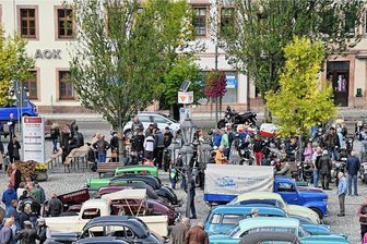 Rochlitz: Für einen Tag das Mekka der Oldtimerfreunde - Bereits ab den frühen Morgenstunden versammelten sich am Samstag die Teilnehmer der Oldtimerrallye auf dem Rochlitzer Markt. Fahrer und Gäste fachsimpelten nicht nur über die historischen Karossen, sondern zückten auch immer wieder das Smartphone um Raritäten zu fotografieren.