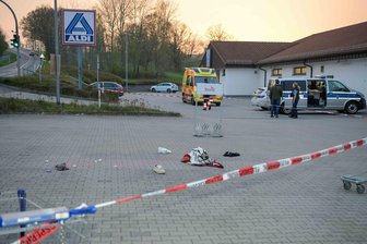 Rochlitz: Messerstecher weiterhin in U-Haft - Polizei und Rettungskräfte im April nach einer Messerangriff vor dem Aldi in Rochlitz.