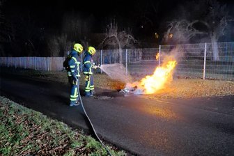 Rochlitz: Mülltonne brennt in Uferstraße - Das Feuer konnte schnell gelöscht werden.