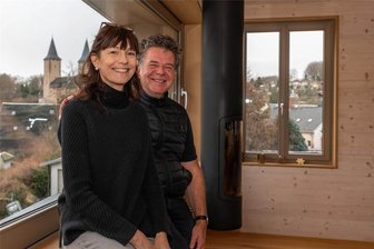 Rochlitz: Nachhaltiges Bauen liegt den Ueberschärs am Herzen - Das große Panorama-Fenster im Obergeschoss ist etwas Besonderes. Dank ihm können Bauherrin Annett Ueberschär und ihr Mann Falk, der das Projekt als Architekt betreute, den Blick auf die Mulde und das Rochlitzer Schloss genießen.