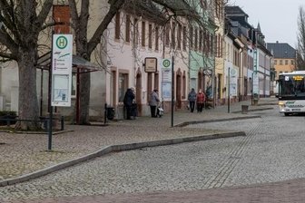 Rochlitz peppt Busbahnhof auf - Blick auf die Bushaltestellen an der Rochlitzer Rathausstraße: Im Pflaster sind stellenweise tiefe Rillen zu sehen, und die Bordsteine sind zu hoch für Ältere mit Rollator und Eltern mit Kinderwagen. 