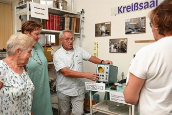 Rochlitz: Pflege- und Gesundheitszentrum stellt sich vor - Stefan Ring gab Besuchern Einblick in die medizinhistorische Sammlung.