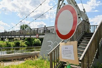 Rochlitz: Schaukelsteg für zwei Wochen gesperrt - Sperrscheiben weisen auf die anstehenden Arbeiten hin. Ab Montag ist der Schaukelsteg gesperrt.